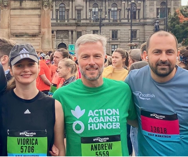 Three superstars smiling in Action Against Hunger after a marathon fundraising for us.